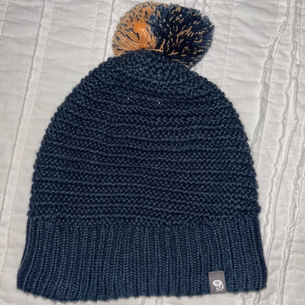 Mountain Hardwear navy knit toboggan/ beanie w/oversized Pom Pom outdoor hippie